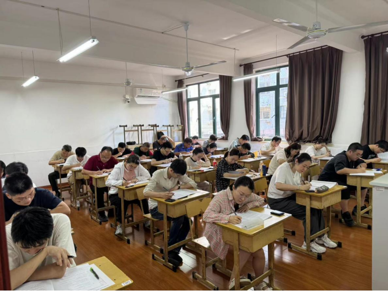 以考促学 以学促干——长宁区开展2024年度行政执法人员基础法律知识抽查考试.png
