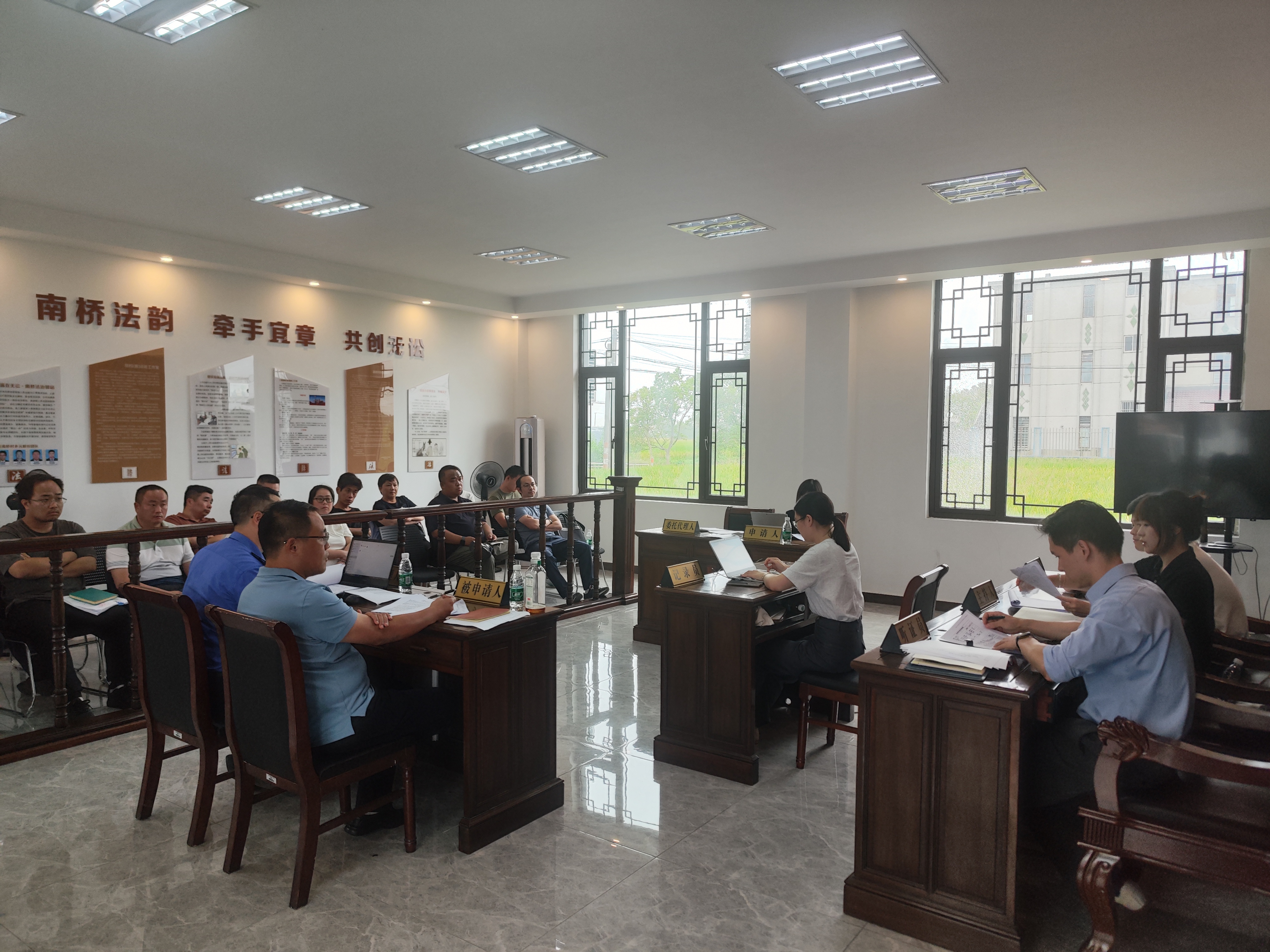 崇明区行政复议局“稻田里的听证会”2.jpg