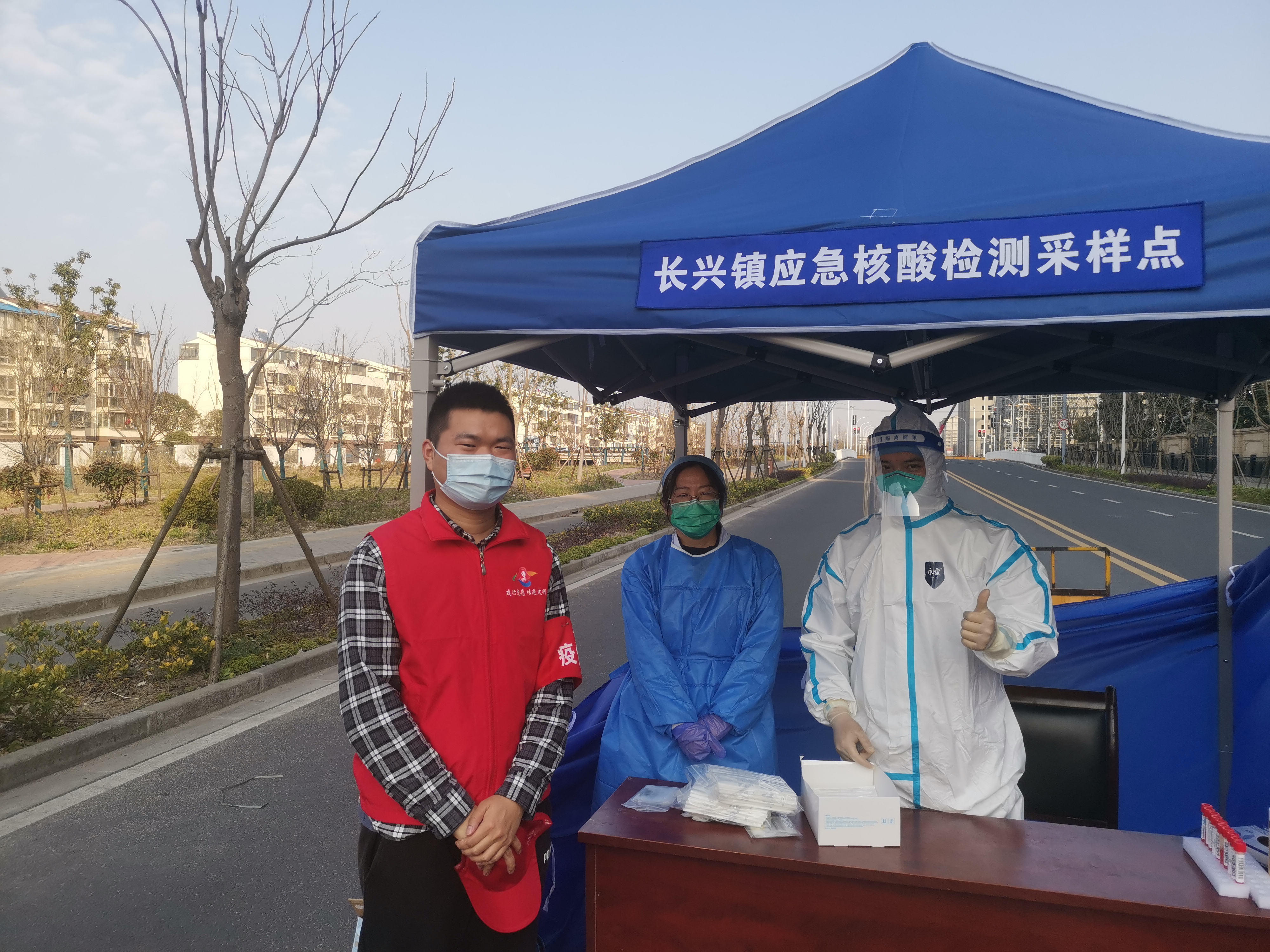 3.长兴司法所工作人员参与核酸检测志愿服务.jpg