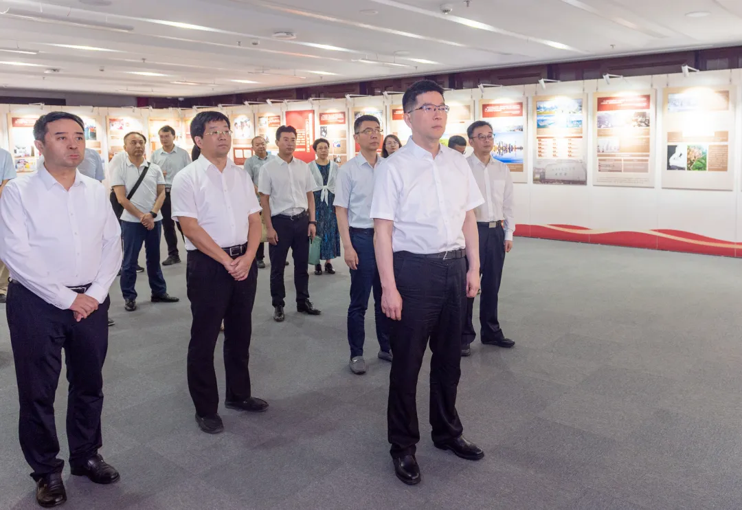 市司法局党委理论学习中心组参观“为人民出政绩 以实干出政绩——中国共产党树立和践行正确政绩观”专题展