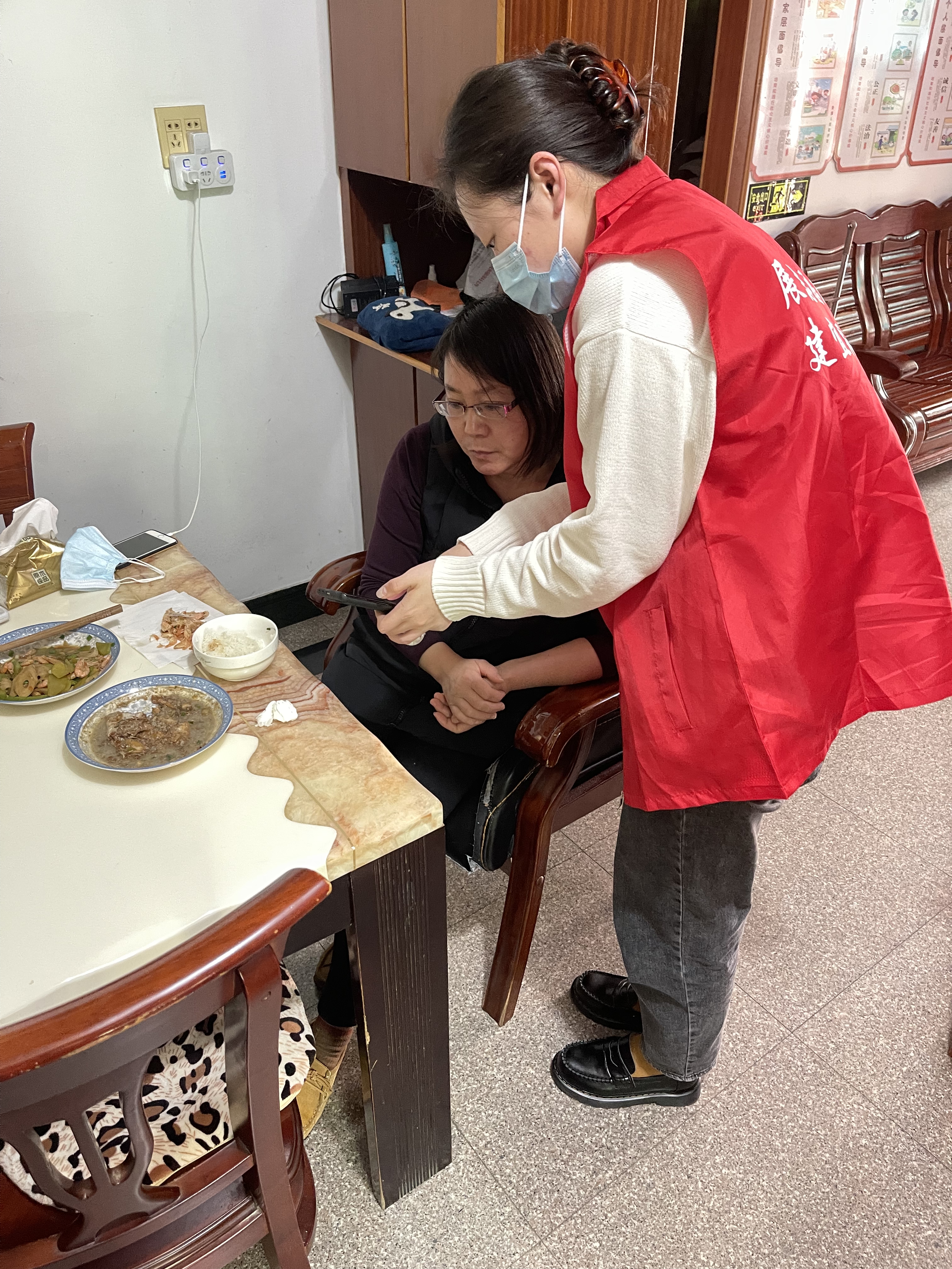 19.堡镇司法所袁帅在堡港村旅馆蹲点督促经营主体开展疫情防控等相关工作2.jpg