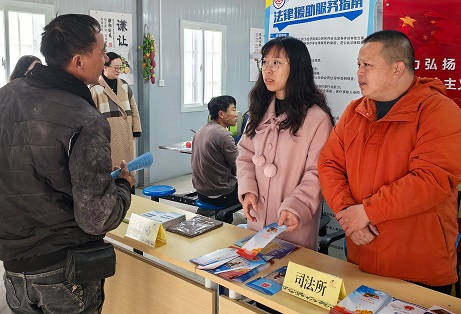 枫泾司法所前往乐高乐园中建八局工地开展宪法日宣传活动1.jpg