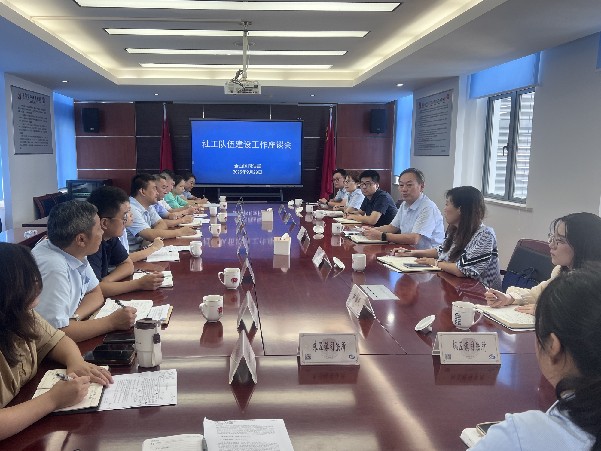 金山区司法局召开社工队伍建设工作座谈会.jpg