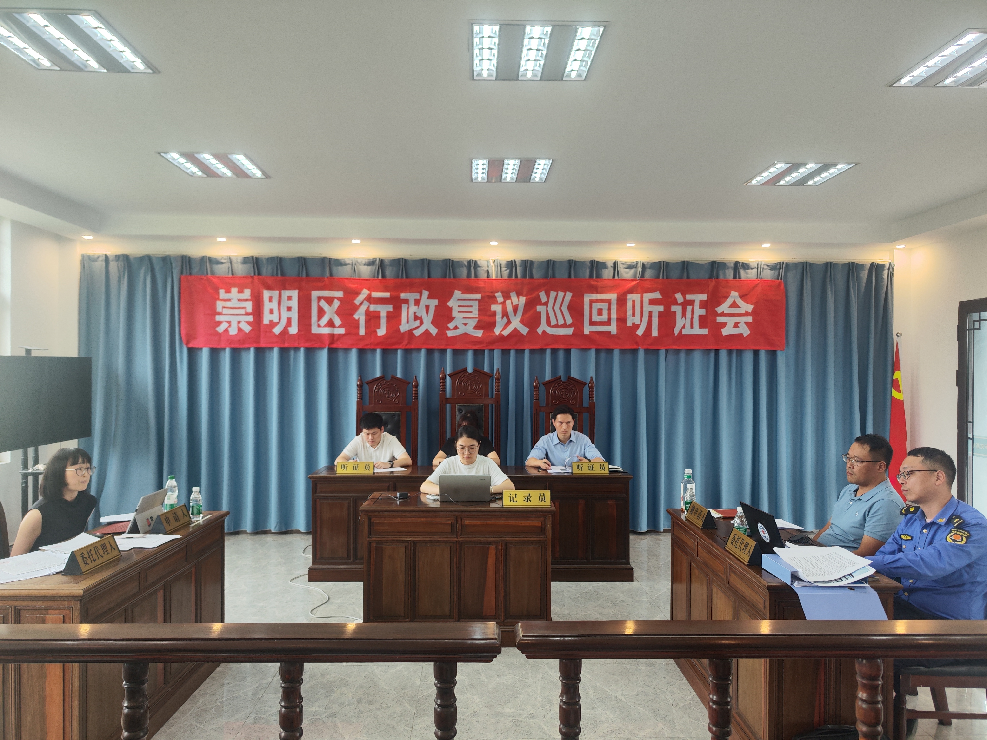 崇明区行政复议局“稻田里的听证会”1.jpg