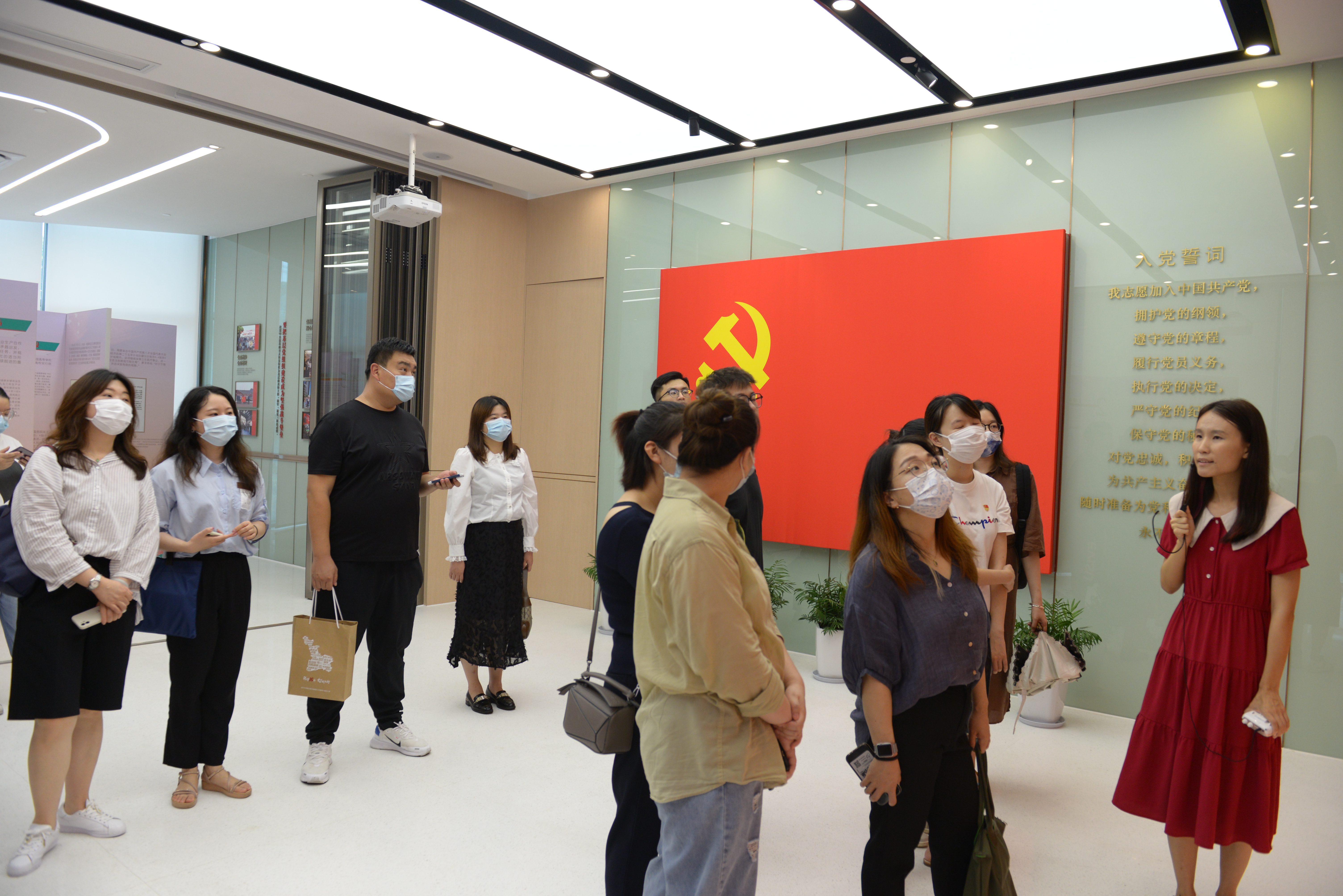 华师大党建中心参观.JPG
