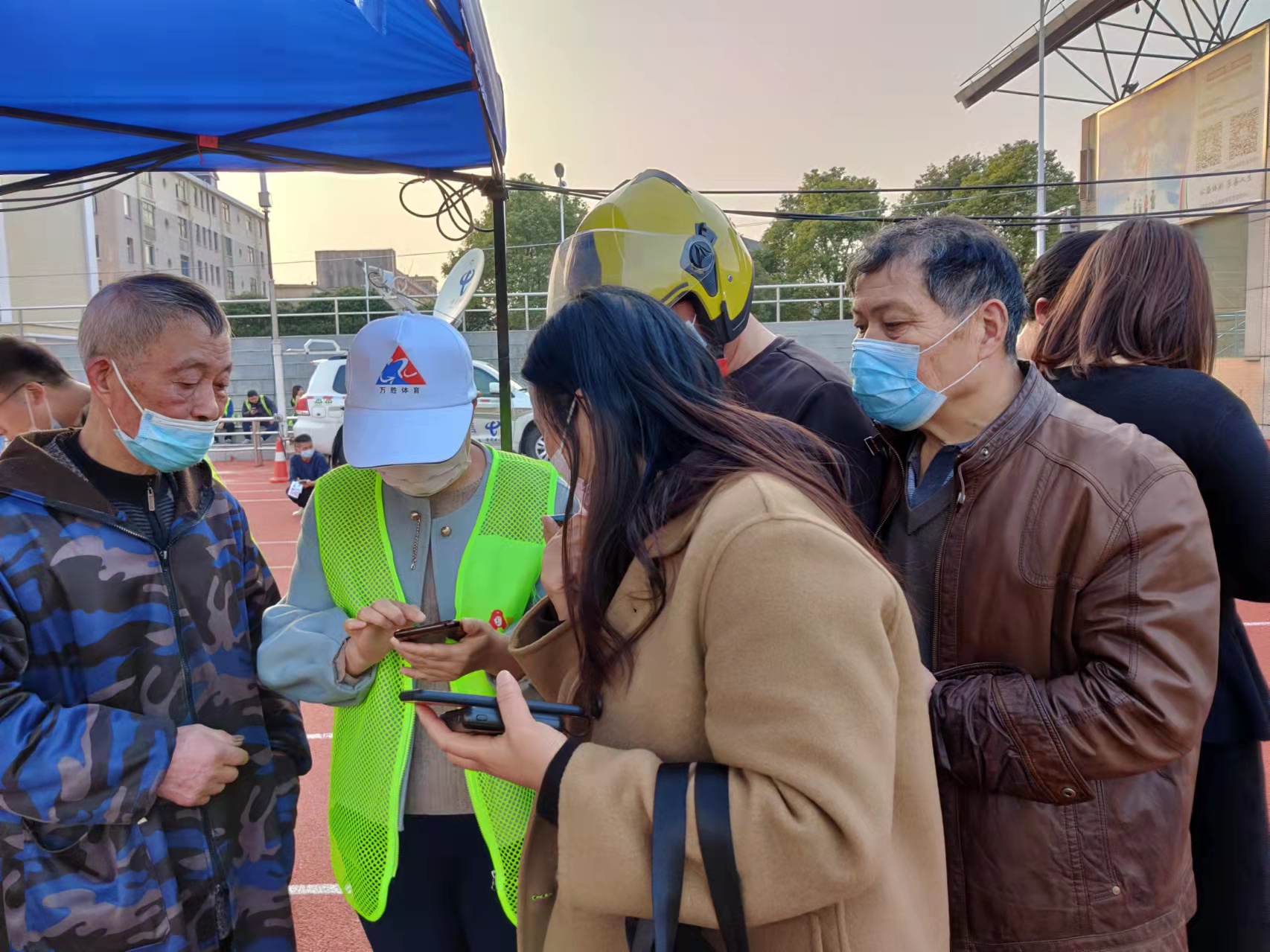 2.司法所工作人员帮助群众网上核酸检测登记.jpg