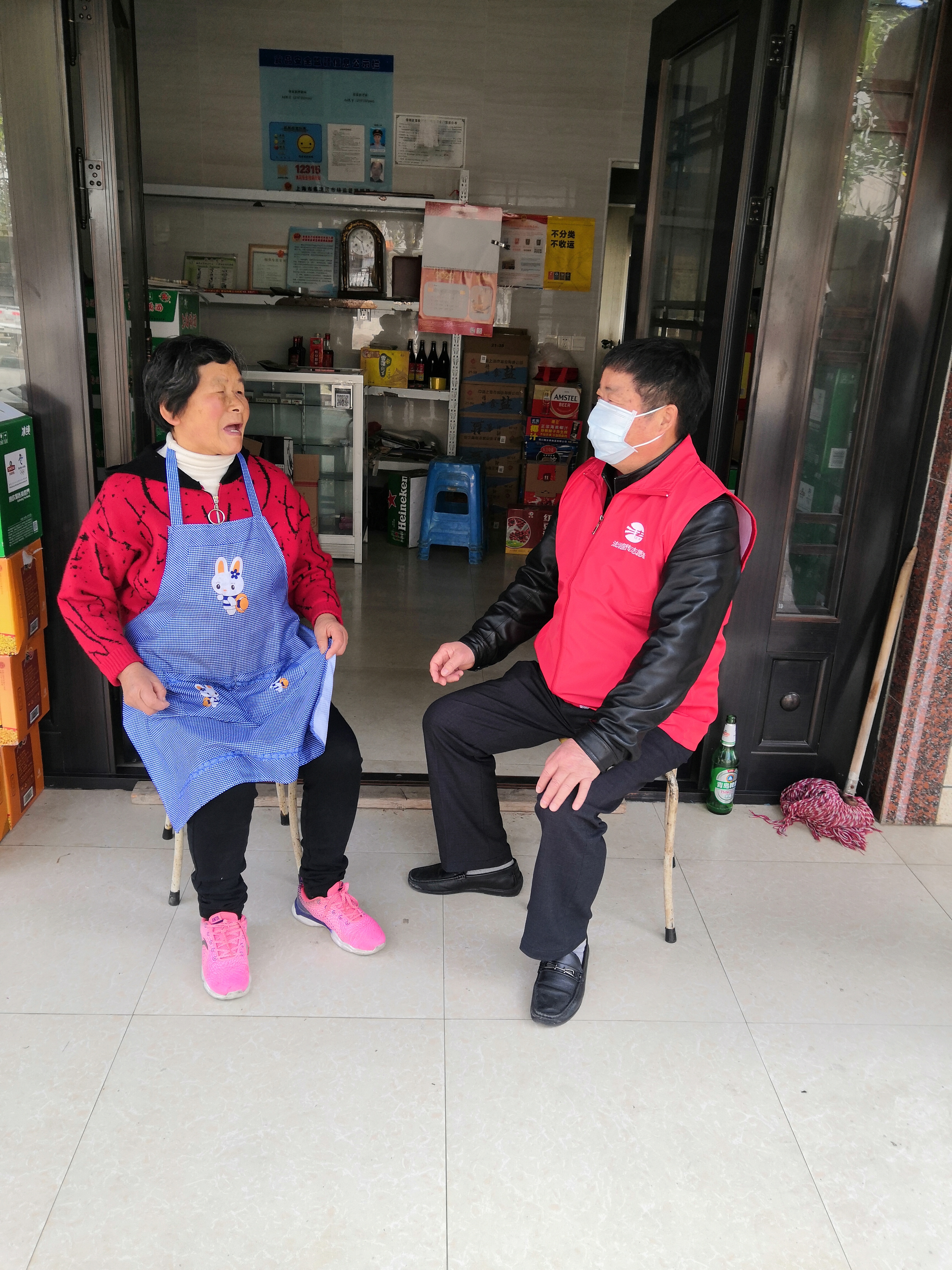 10.调解员入商铺宣传防疫.jpg