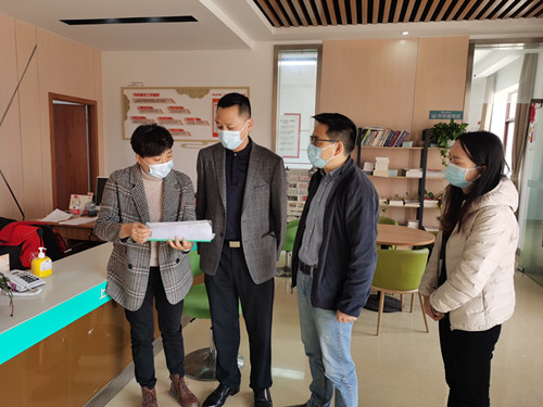 14.跟随镇领导走访村委，督查疫情防控工作.jpg